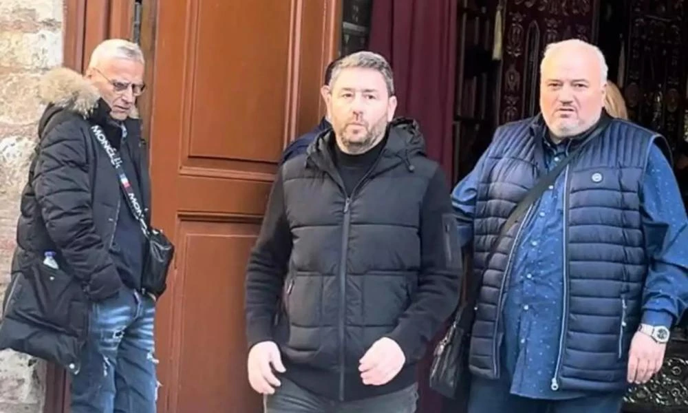 Βασίλης Καρράς: Στην κηδεία του παρευρέθηκε ο Νίκος Ανδρουλάκης - «Περάσαμε αξέχαστες στιγμές με τη μοναδική φωνή του»